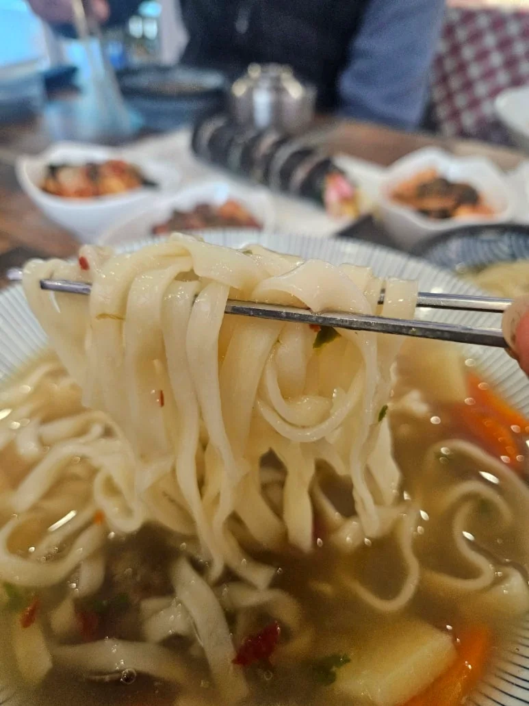 쫄깃한 면발의 칼국수