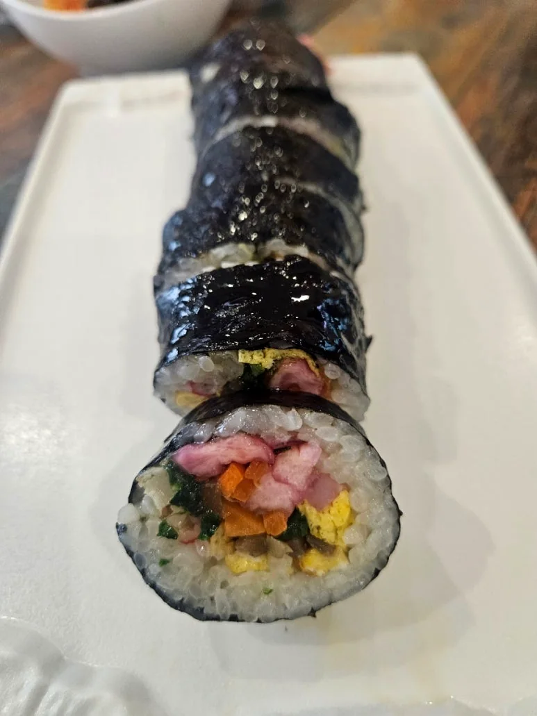 정성스럽게 말아낸 김밥