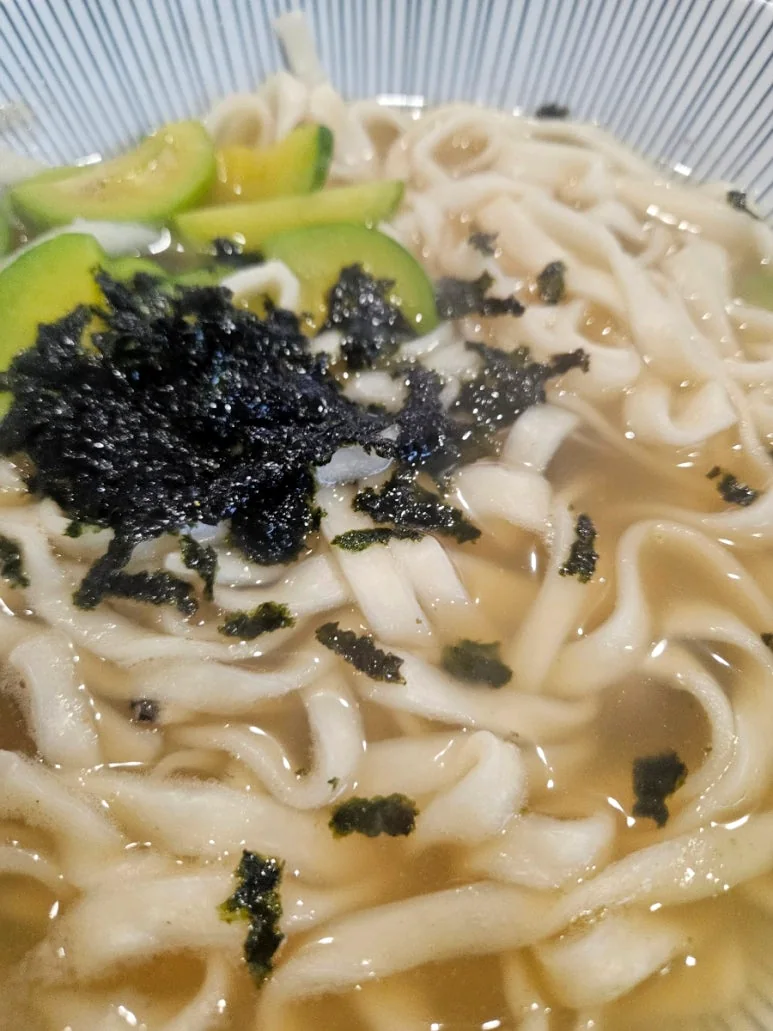 김가루와 애호박을 올린 낙원칼국수