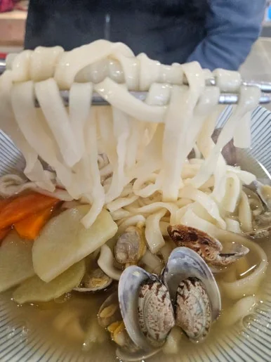조개와 면이 푸짐하게 담긴 칼국수